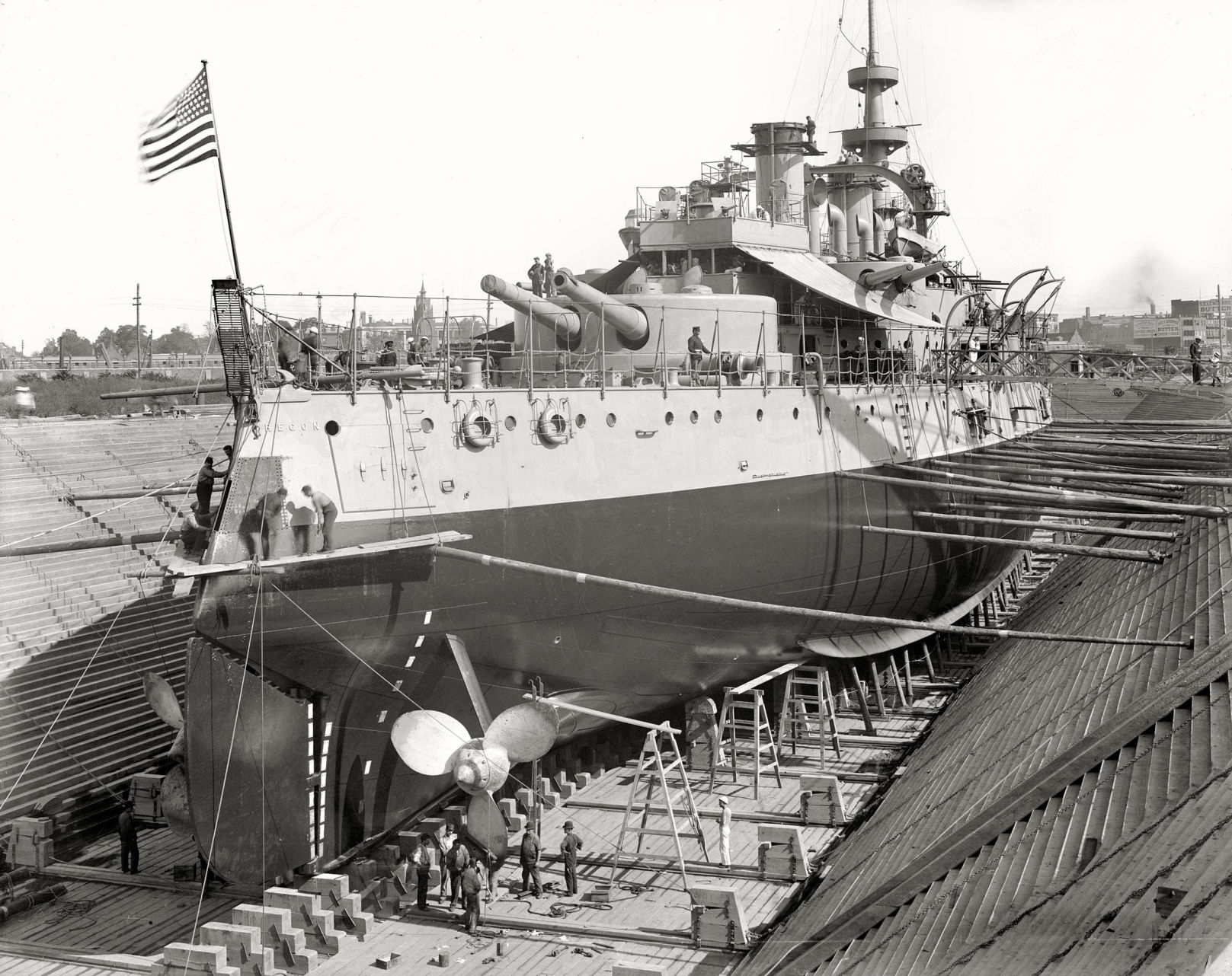 USS_Oregon_in_dry_dock,_1898-2400.jpg